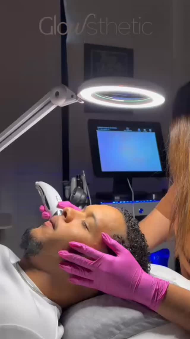 Aplicación de un tratamiento facial en GlowSthetic